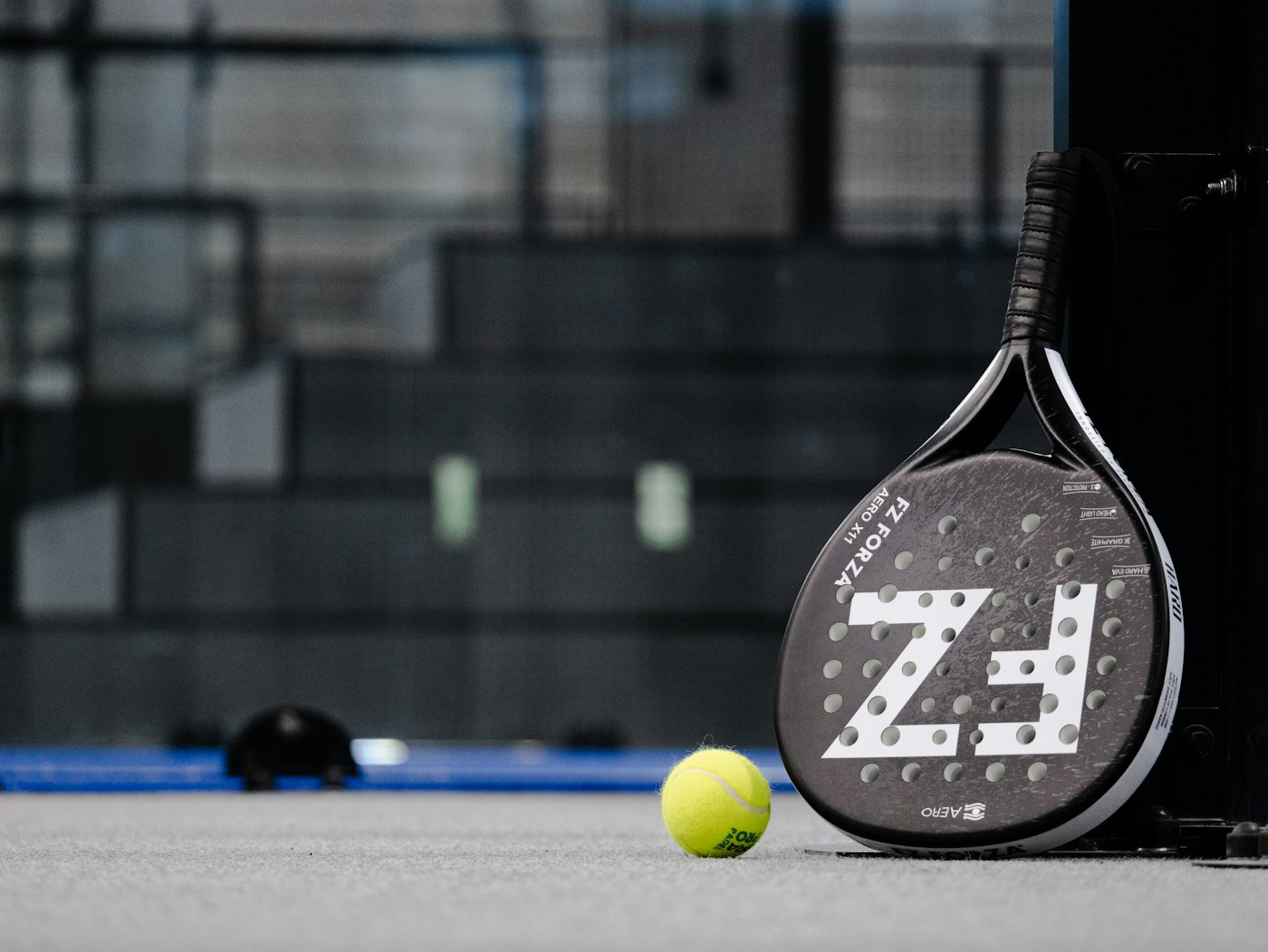 Racchetta e pallina su un campo da padel